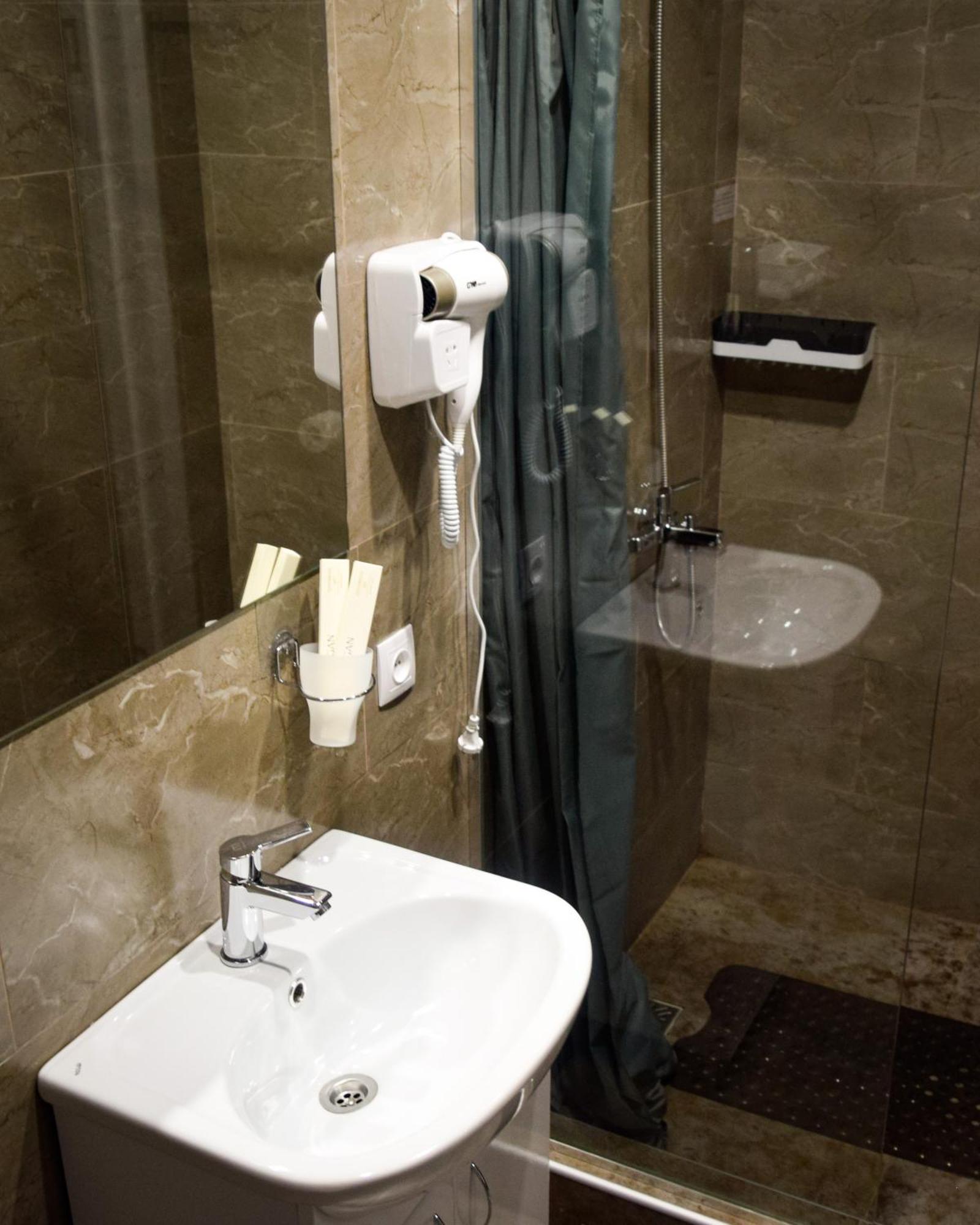 Hotel "Continent" Halal Karaganda Bagian luar foto